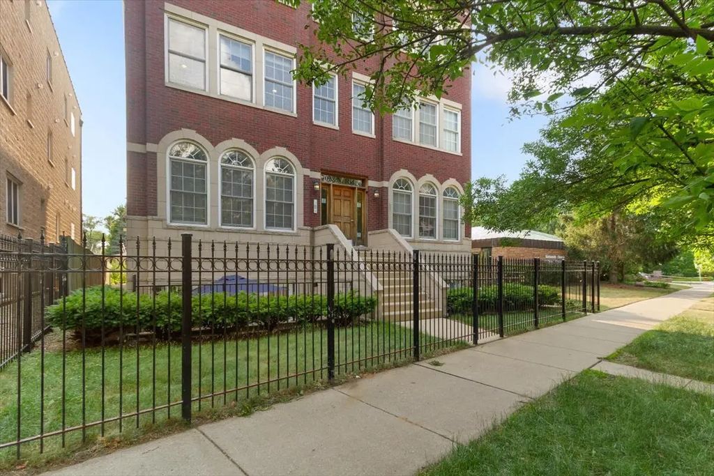 7028 N Ridge Boulevard 2s, Chicago