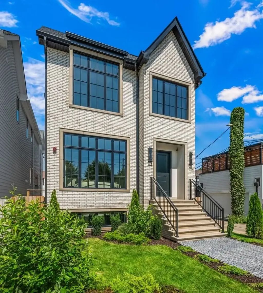 2214 W Oakdale Avenue, Chicago, 60618