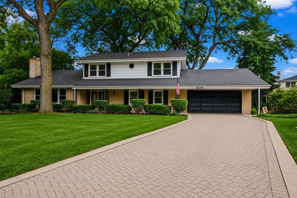 2110 E Eastman Court, Arlington Heights
