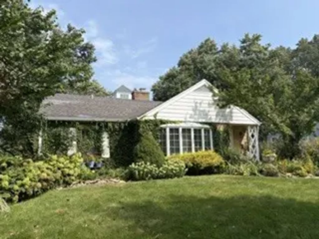 350 Ridgewood Avenue, Glen Ellyn