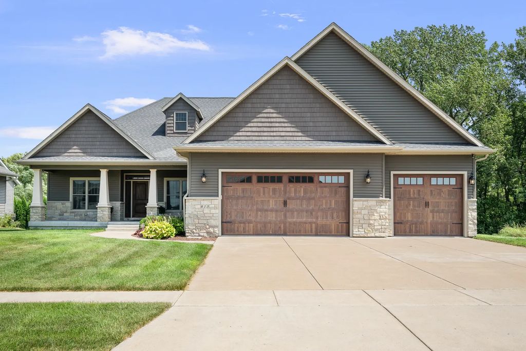 813 S 10th Street, Eldridge