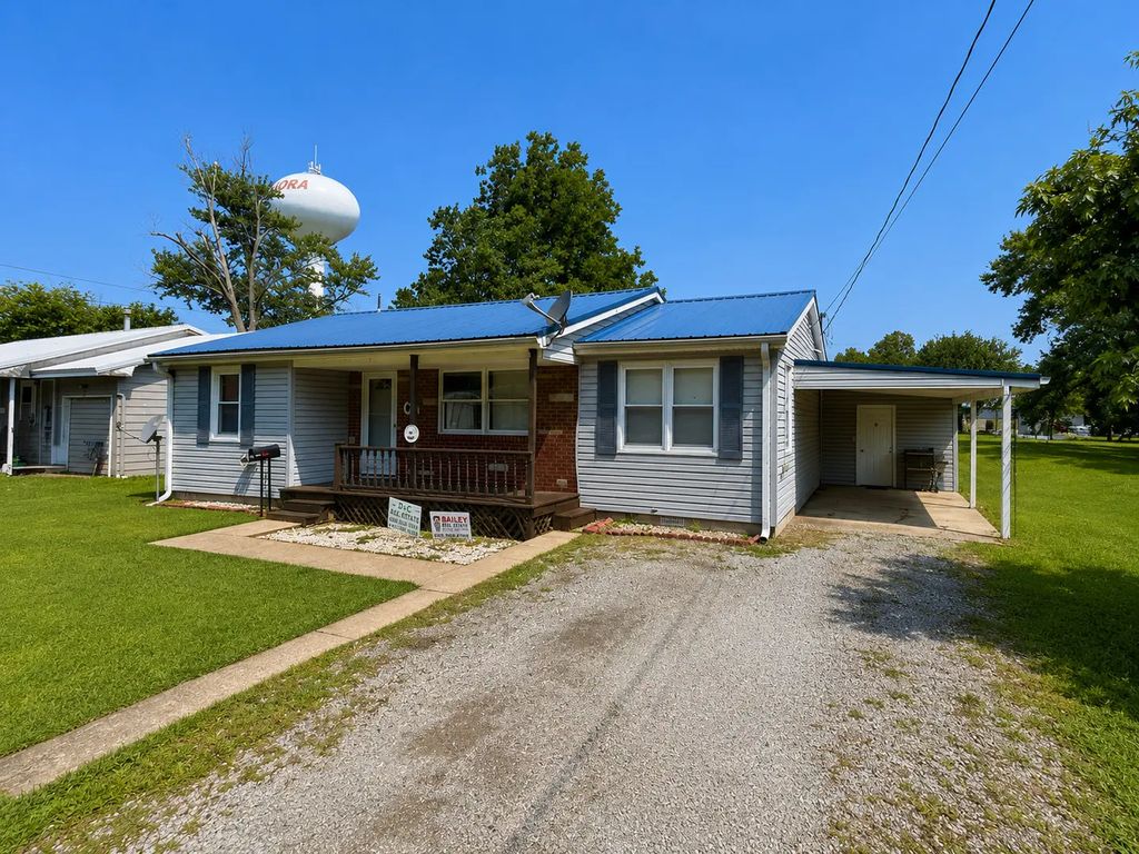 834 W 7th Street, Flora