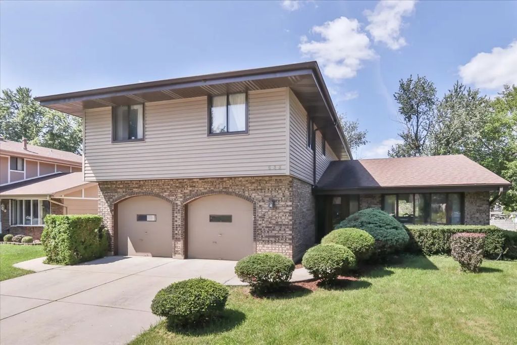 988 Tiverton Court, Schaumburg