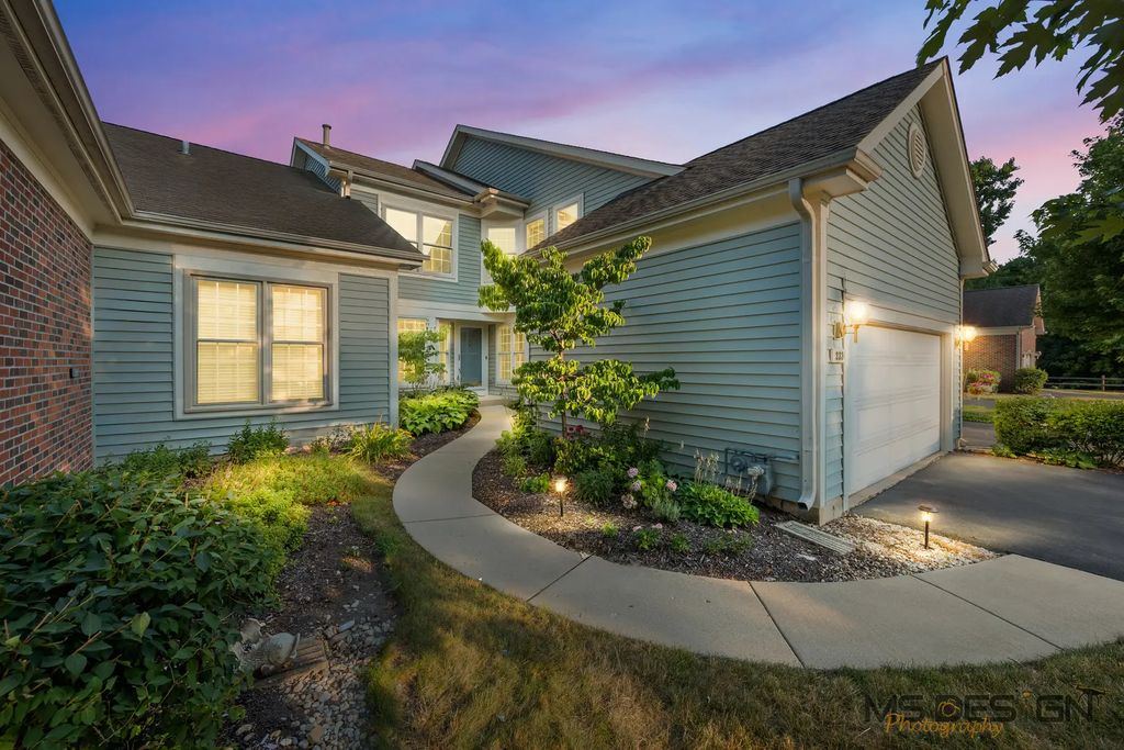233 Parktrail Court 233, Schaumburg