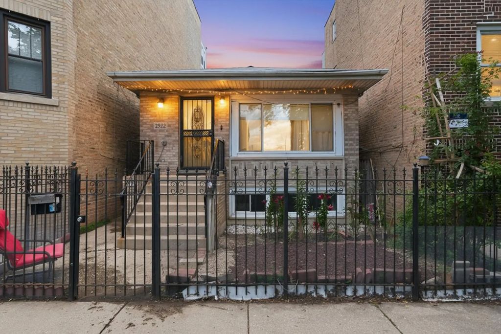 2922 W Nelson Street, Chicago, 60618