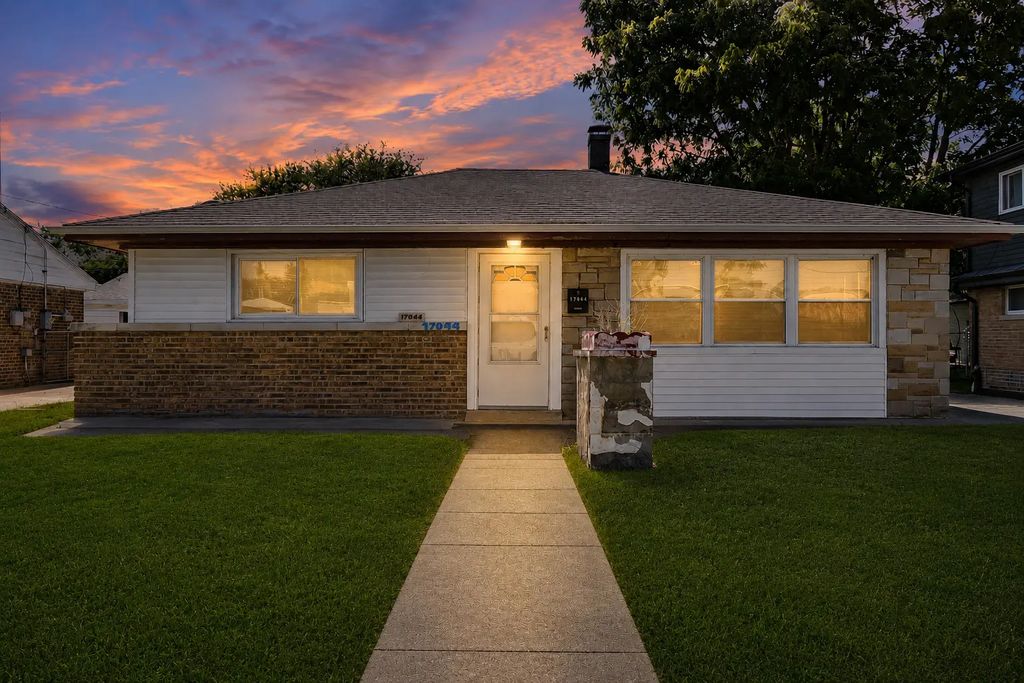17044 Burnham Avenue, Lansing