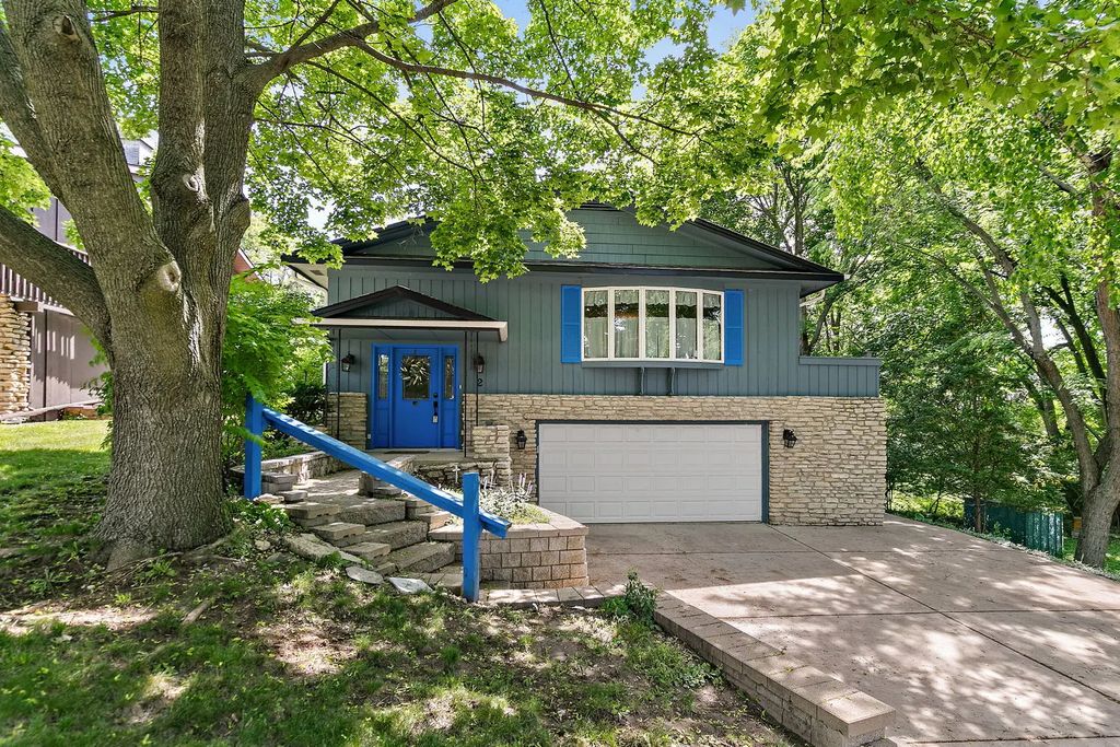 2 Summit Avenue, East Dundee