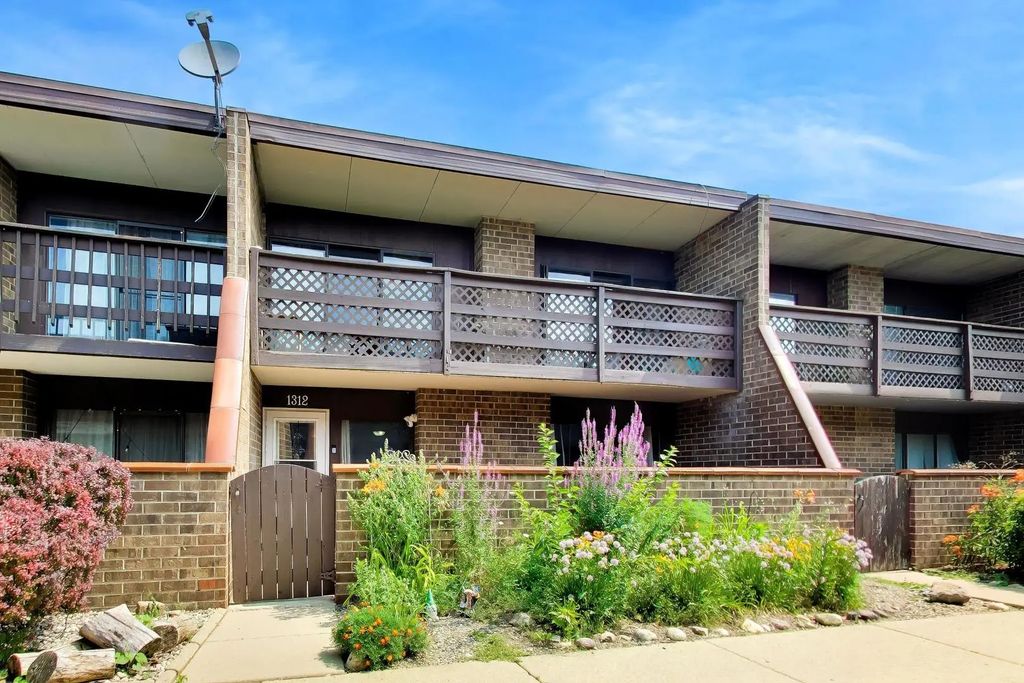 1312 Kenneth Circle, Elgin