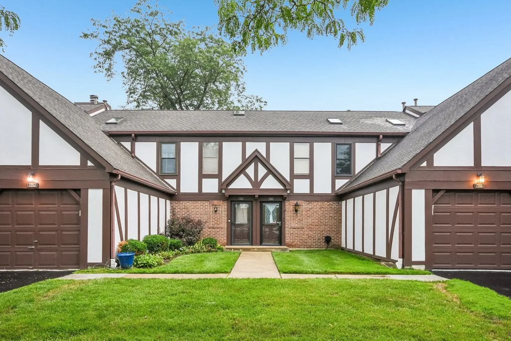 7353 Canterbury Place, Downers Grove
