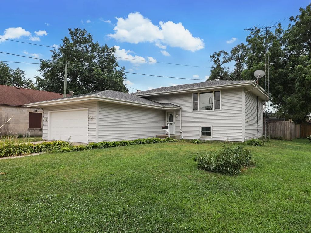 105 W Oak Street, Coal City