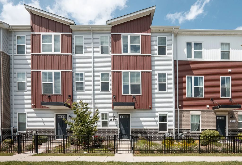 857 Finley Drive, Aurora