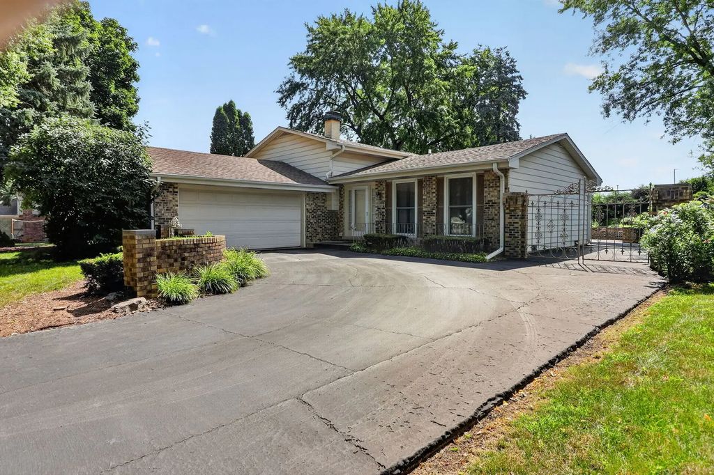24w635 Woodcrest Drive, Naperville