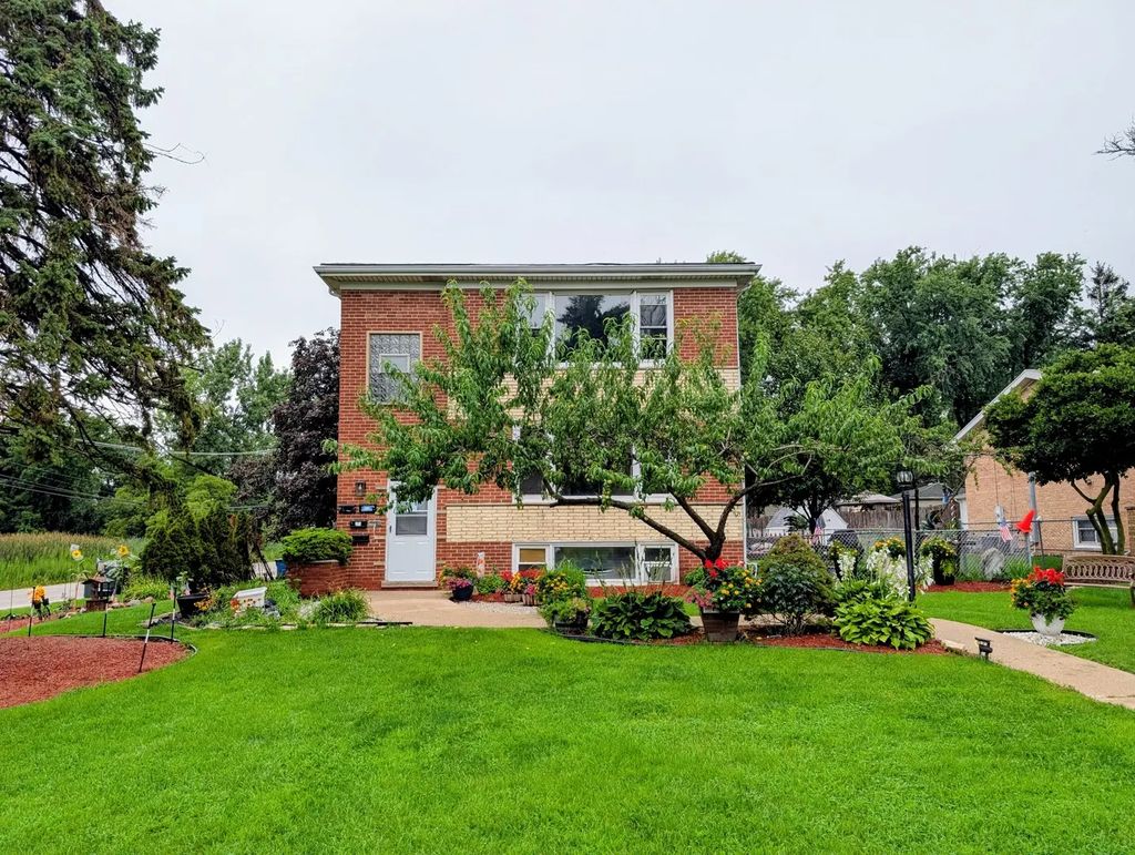 16w780 57th Street 1, Clarendon Hills