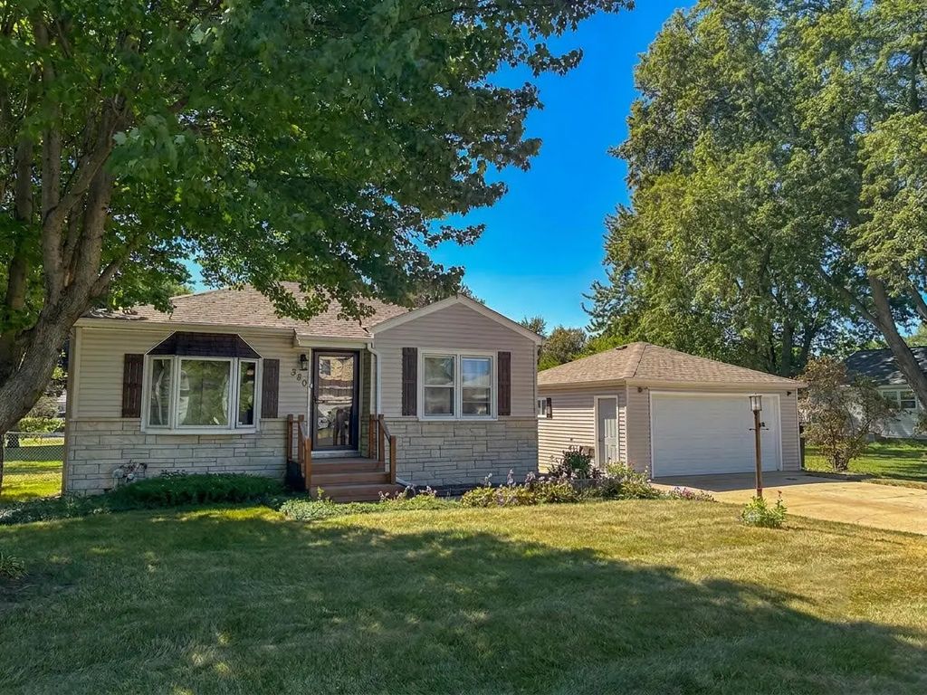 380 Charlotte Avenue, Crystal Lake