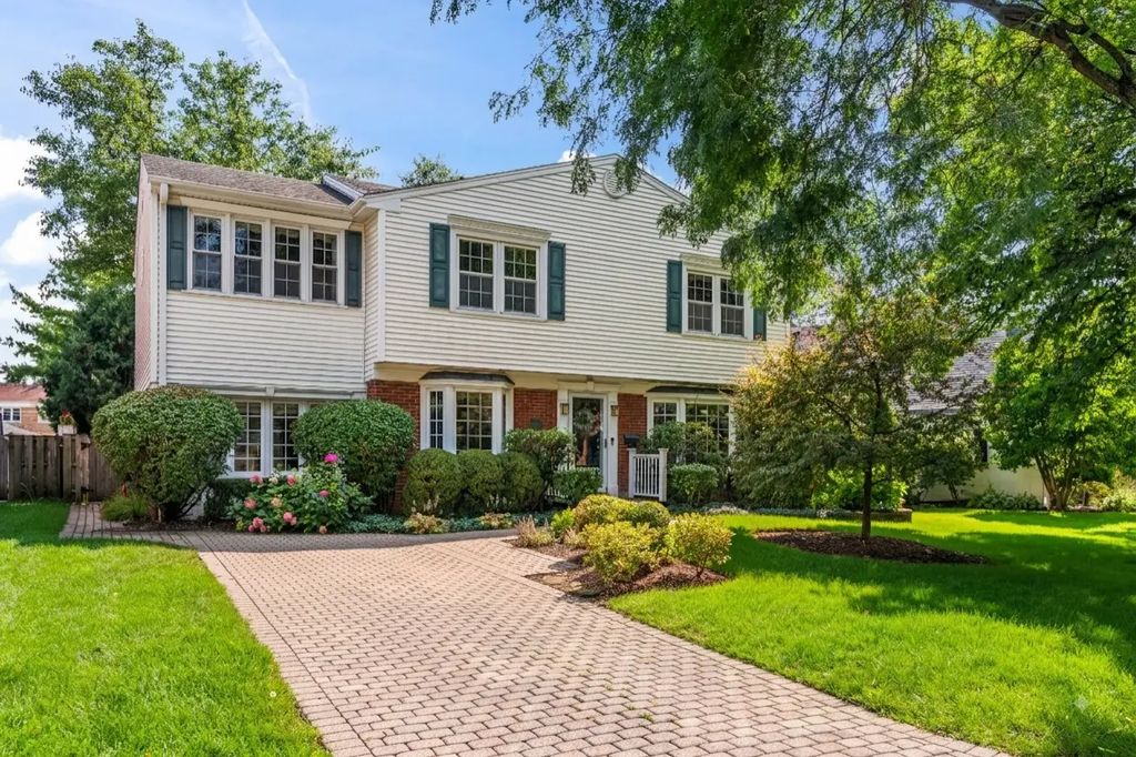 1101 E Mayfair Road, Arlington Heights