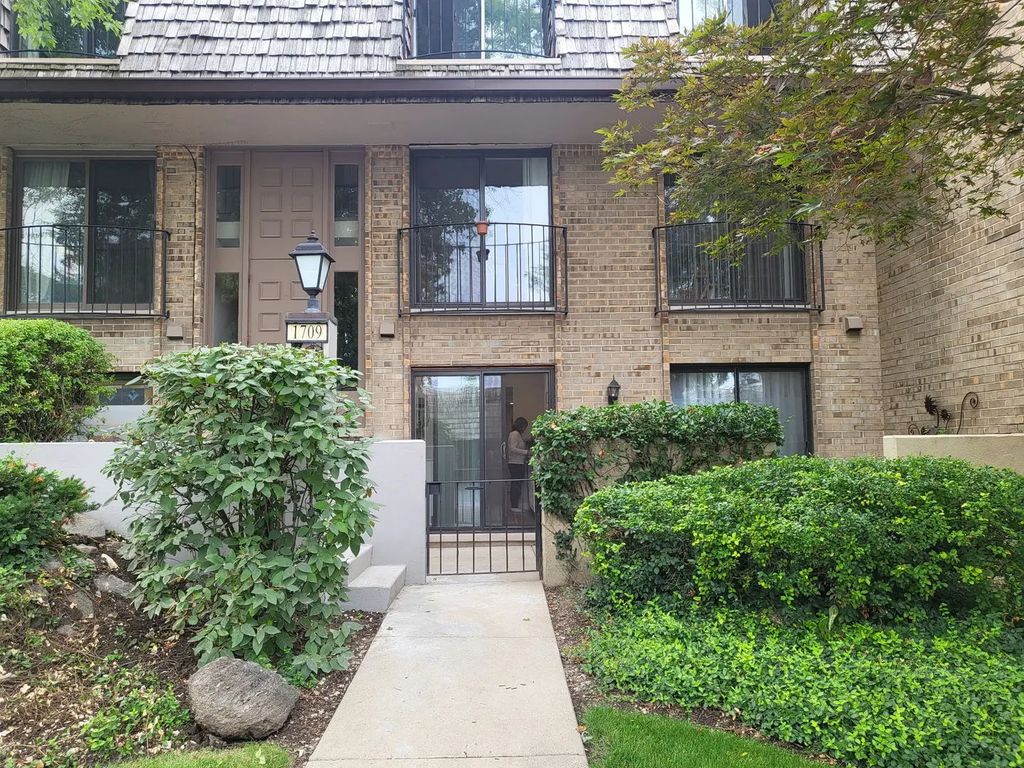 1709 Northfield Square B, Northfield, 60093