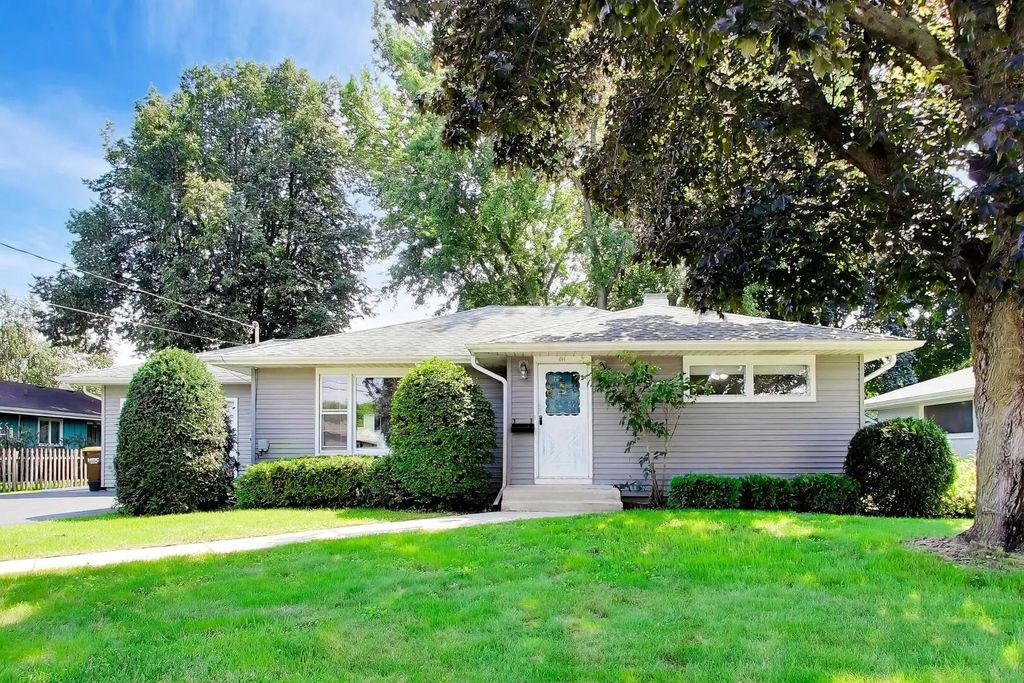611 W Kimball Avenue, Woodstock
