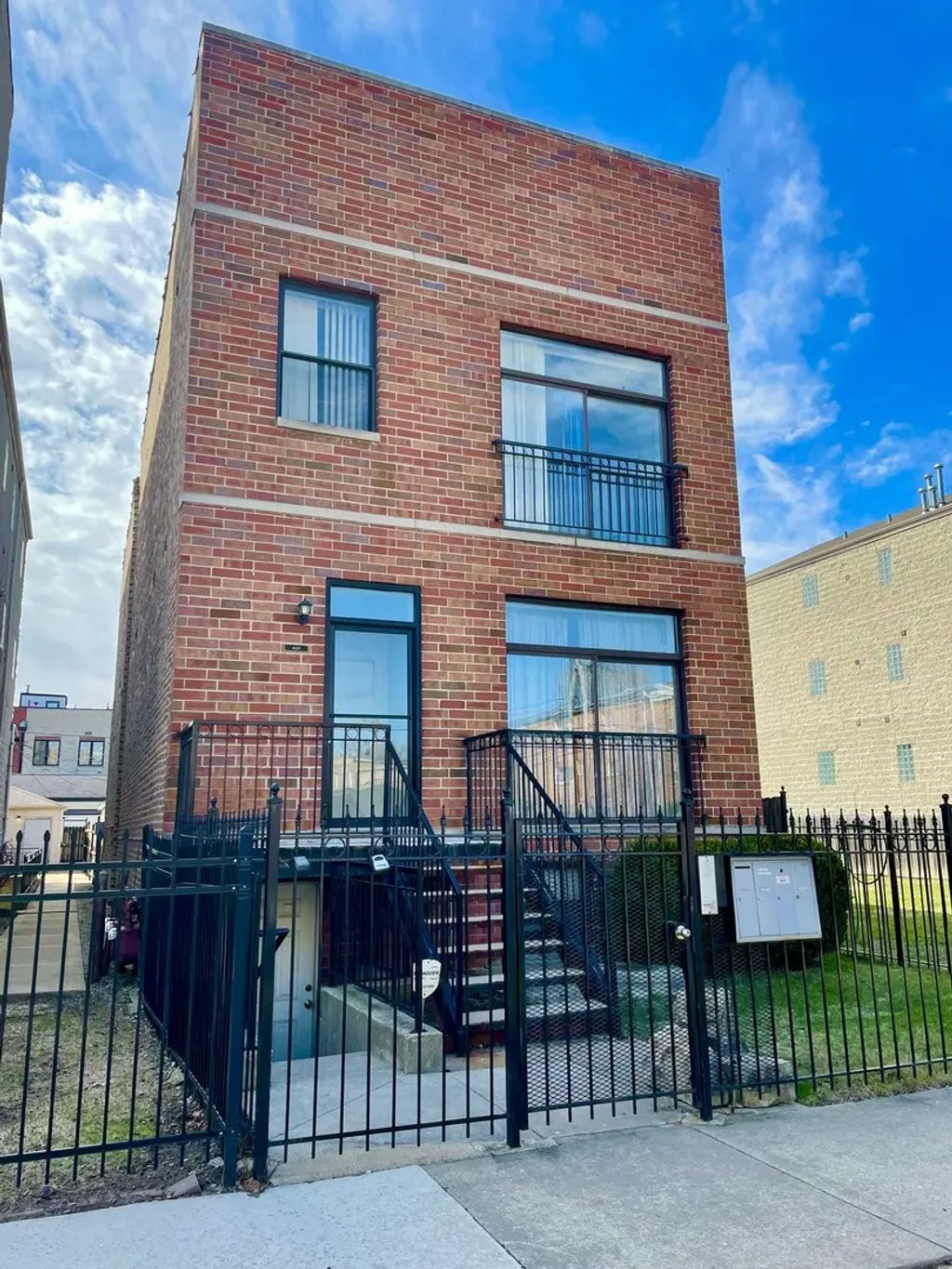 469 E Bowen Avenue 1, Chicago
