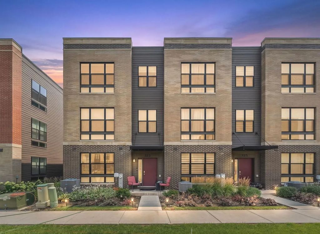 323 Summit Circle, Lombard