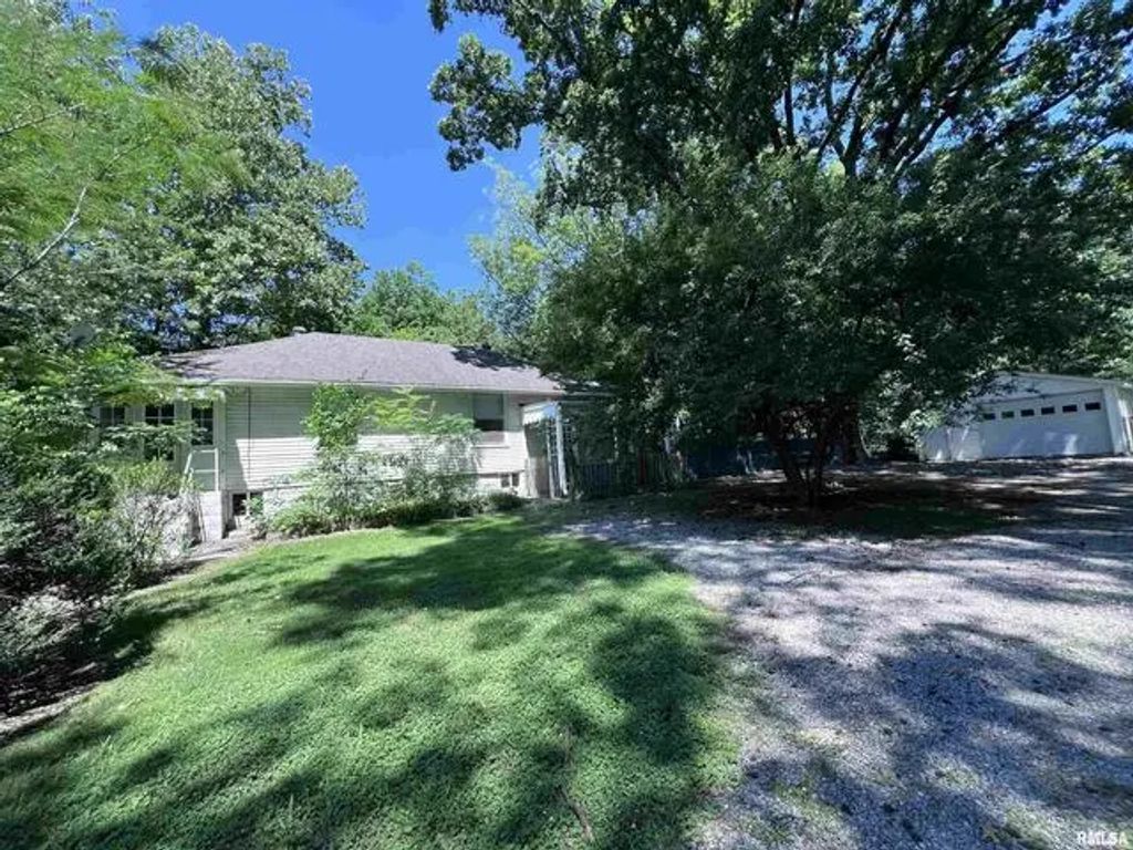 1312 W Sycamore Street, Carbondale
