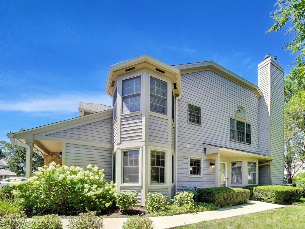 3278 N Carriageway Drive, Arlington Heights