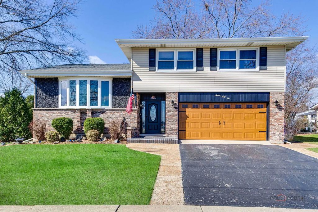 2042 S Goebbert Road, Arlington Heights