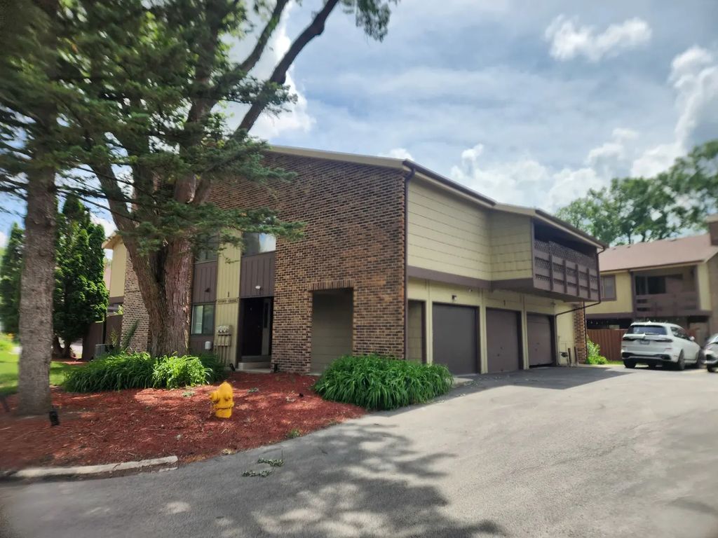 1 Stony Creek Drive 1b, Palos Hills