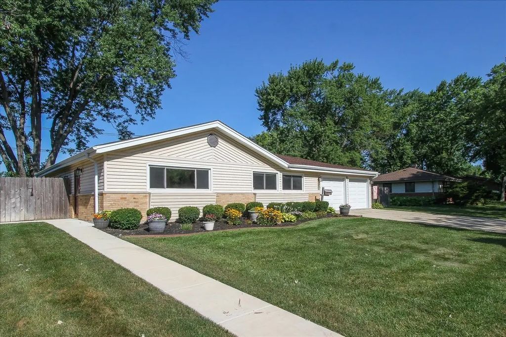 130 Westview Street, Hoffman Estates