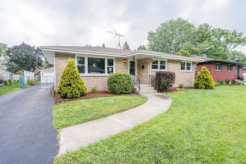 18515 Oakley Avenue, Lansing