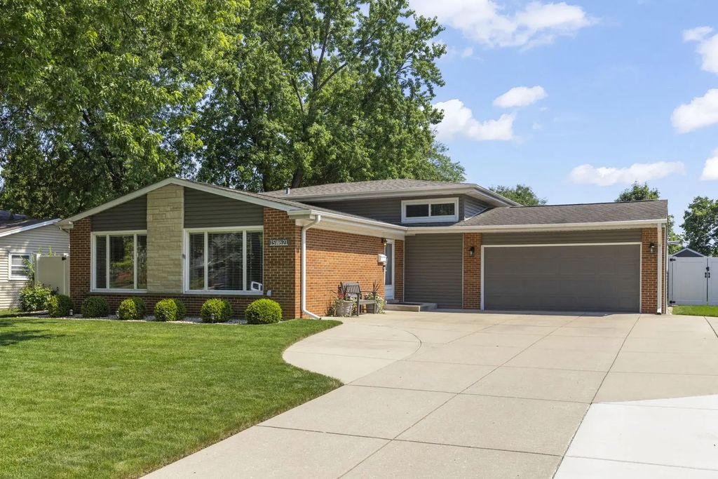 15w621 Diversey Avenue, Elmhurst
