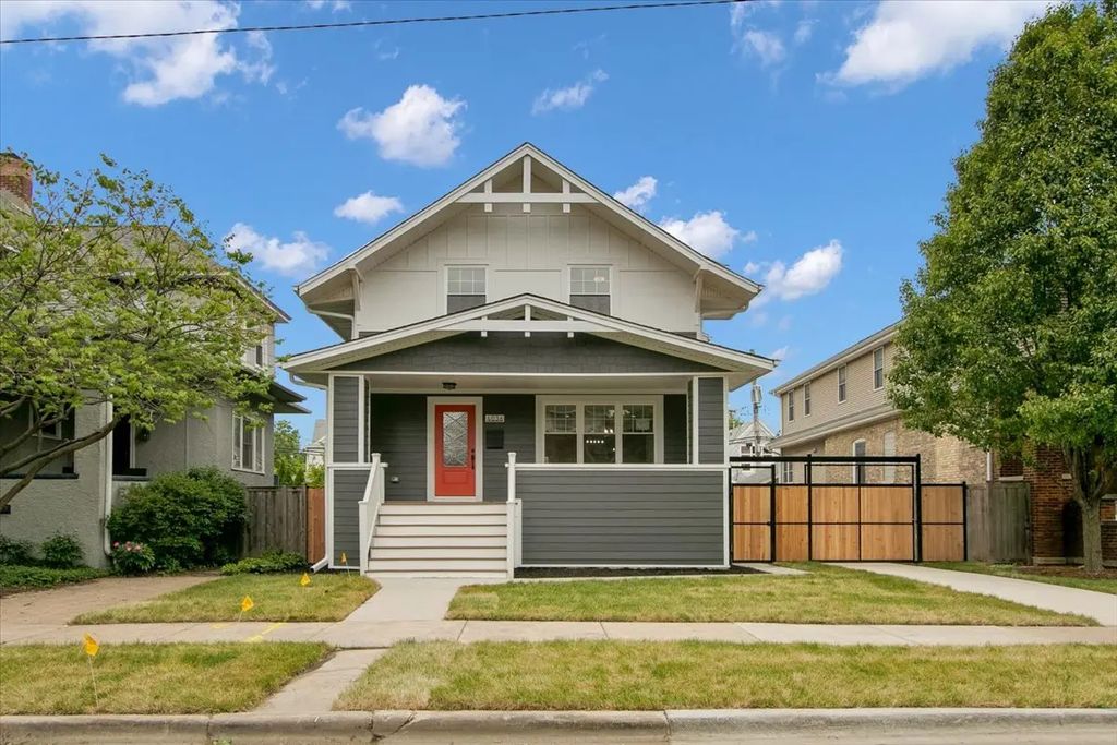 4036 W Warwick Avenue, Chicago, 60641