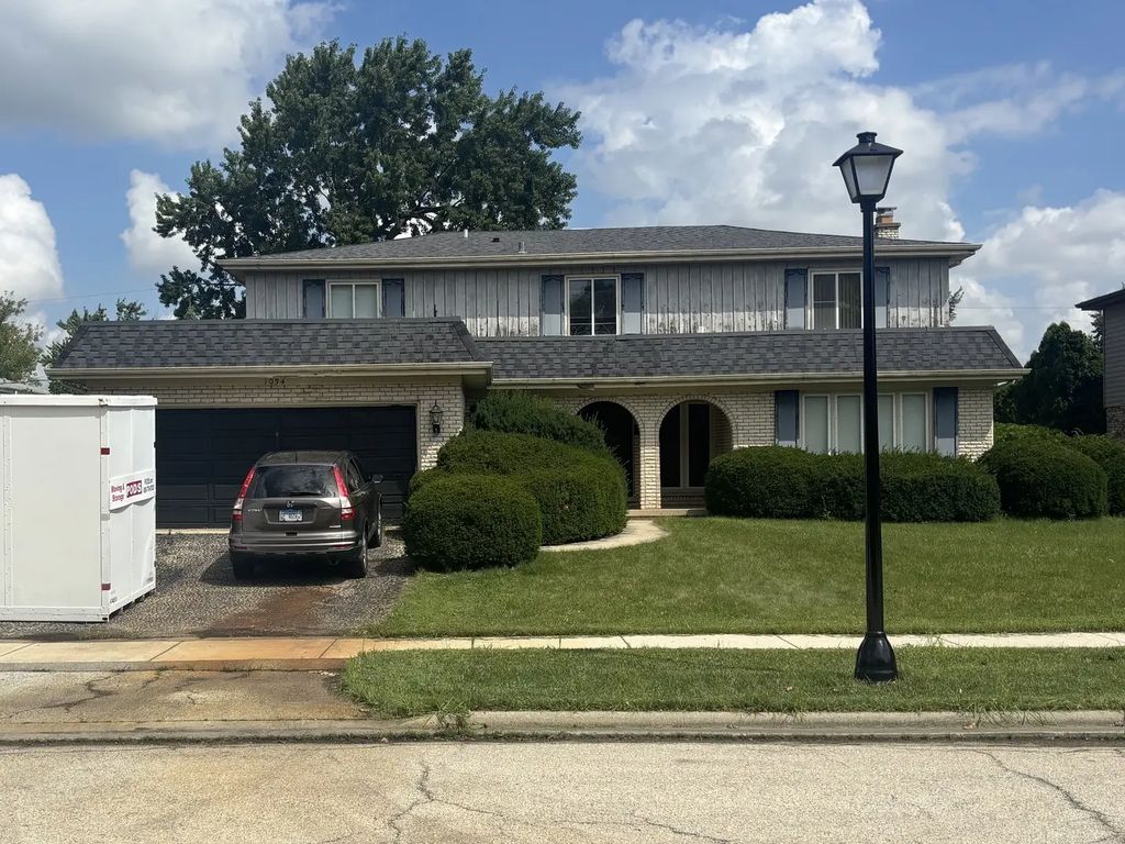 1034 W Compton Point, Addison