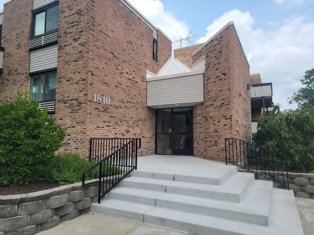 1810 Hemlock Place 204, Schaumburg