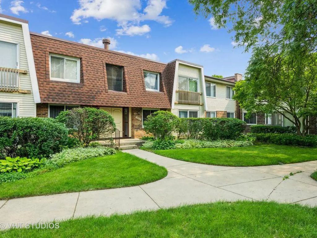3026 Roberts Drive 8, Woodridge