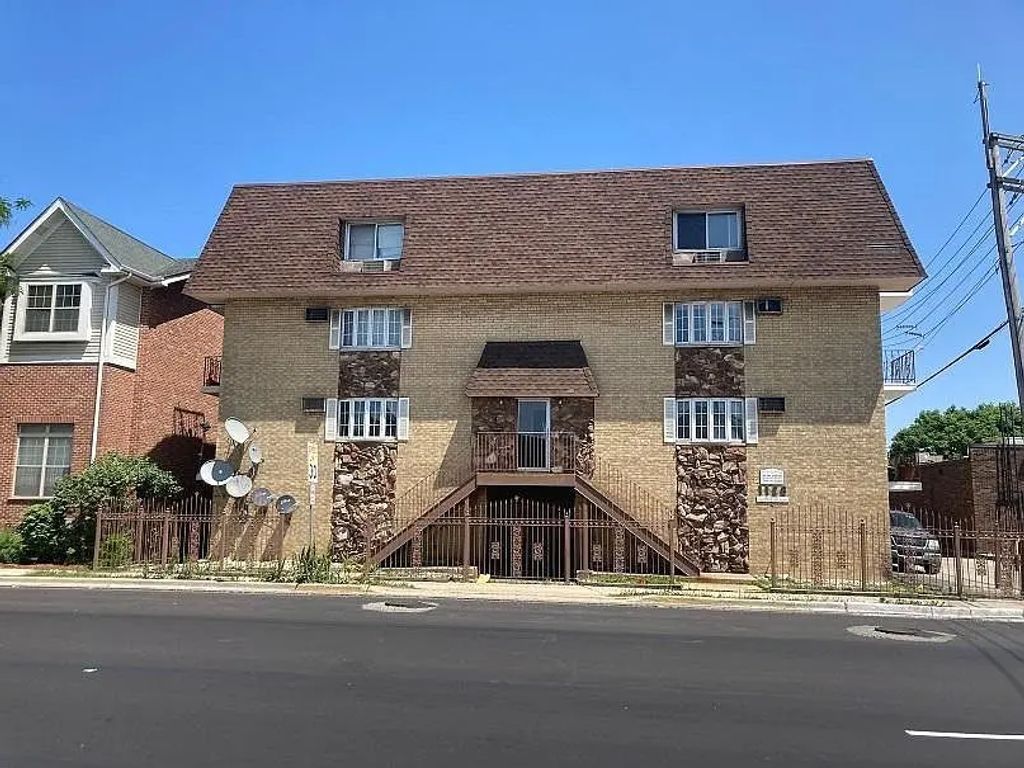 1128 Des Plaines Avenue 304, Forest Park