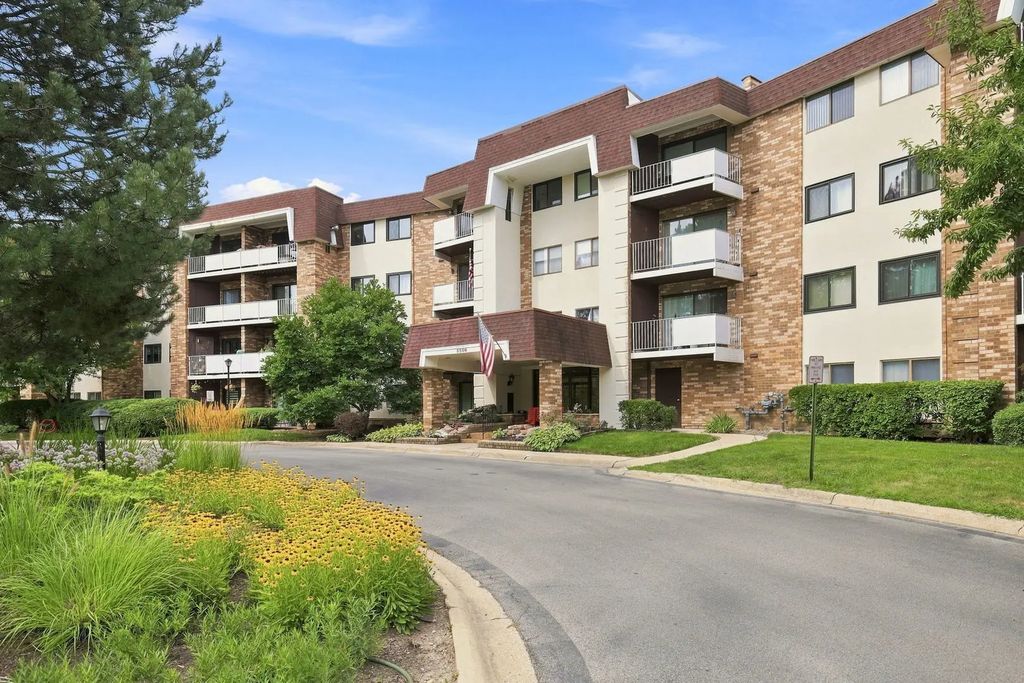 3300 N Carriageway Drive 405, Arlington Heights