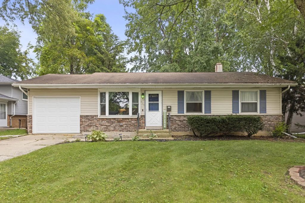203 Lilac Lane, North Aurora