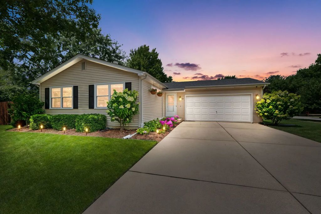 517 Cherrywood Drive, North Aurora