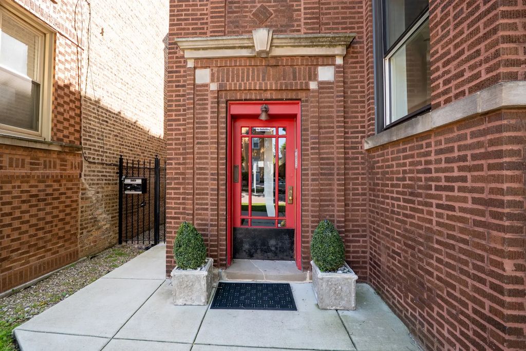 5737 N Washtenaw Avenue 1, Chicago, 60659