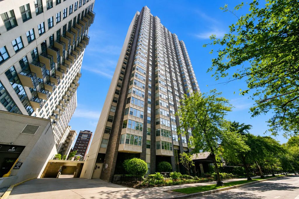 525 W Hawthorne Place 2004, Chicago