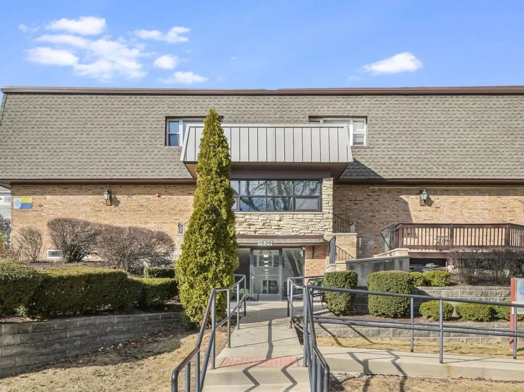 1039 College Avenue 2e, Wheaton