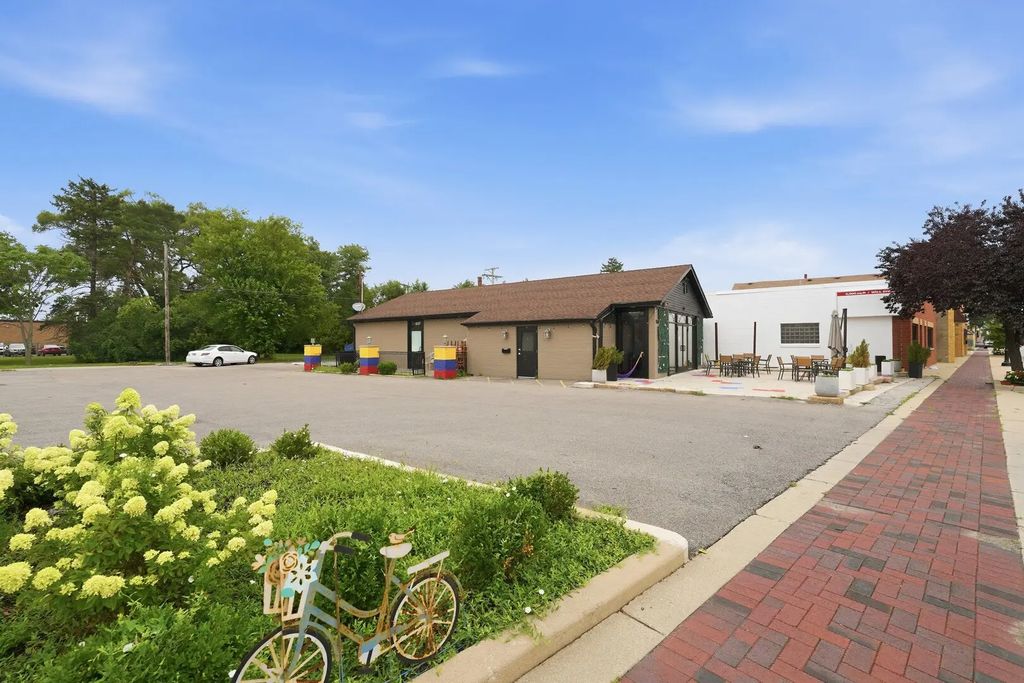 8166 Grand Avenue, River Grove