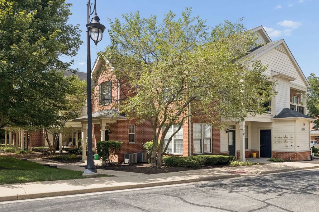 1032 Swift Road 1b, Glen Ellyn