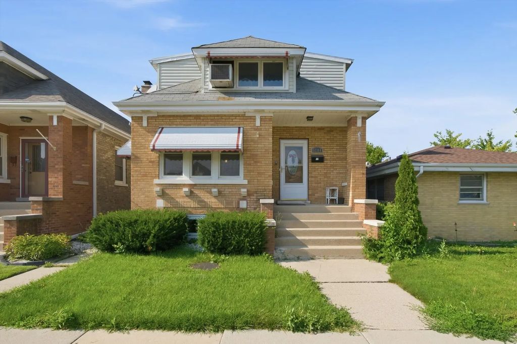 5704 W Newport Avenue, Chicago