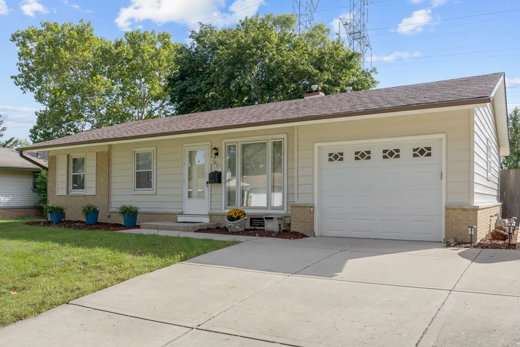 1031 Maple Lane, Elk Grove Village