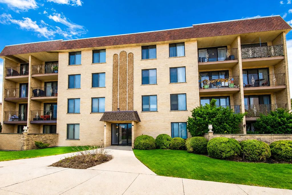 5447 W Lawrence Avenue 203, Chicago