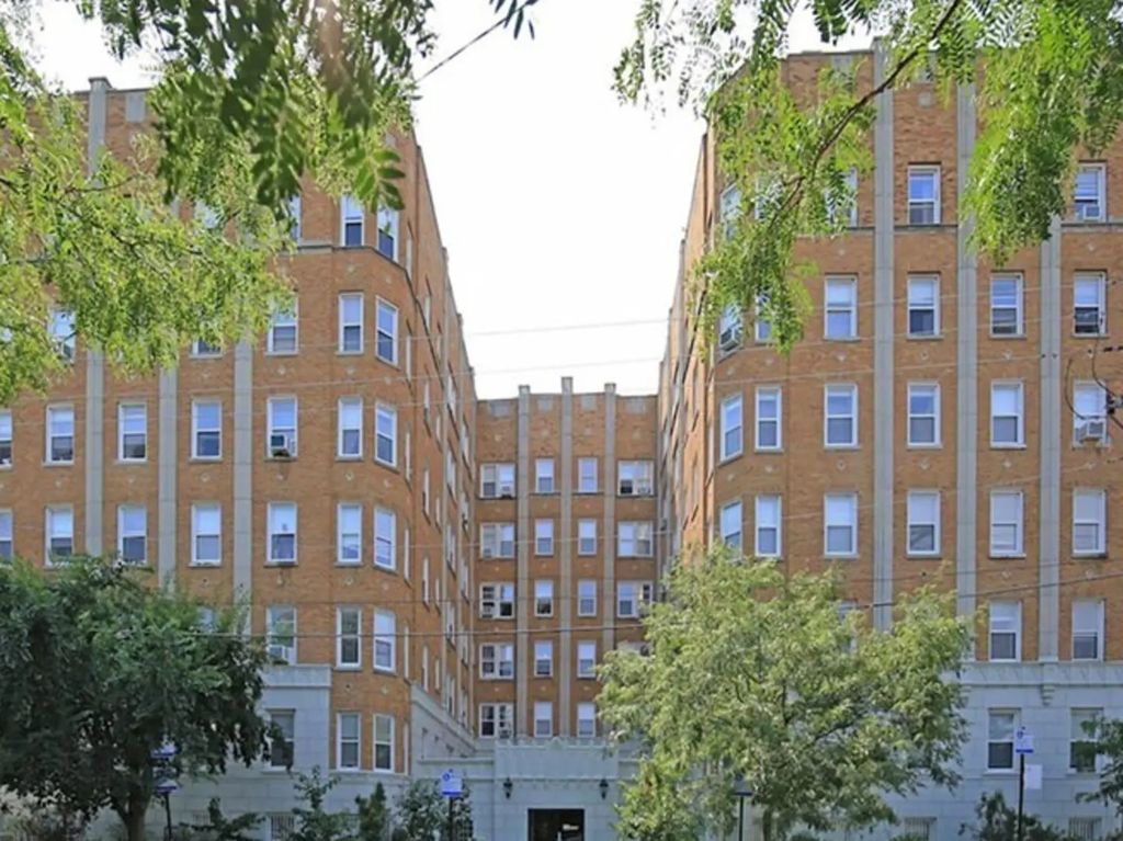 6748 N Ashland Avenue 105, Chicago