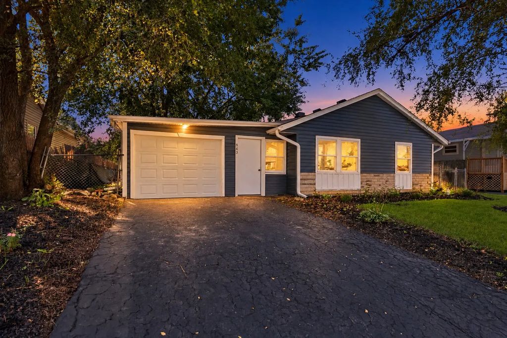 843 Navajo Drive, Carpentersville