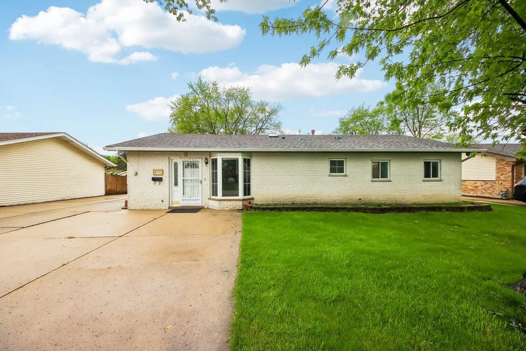 670 Lakeview Lane, Hoffman Estates