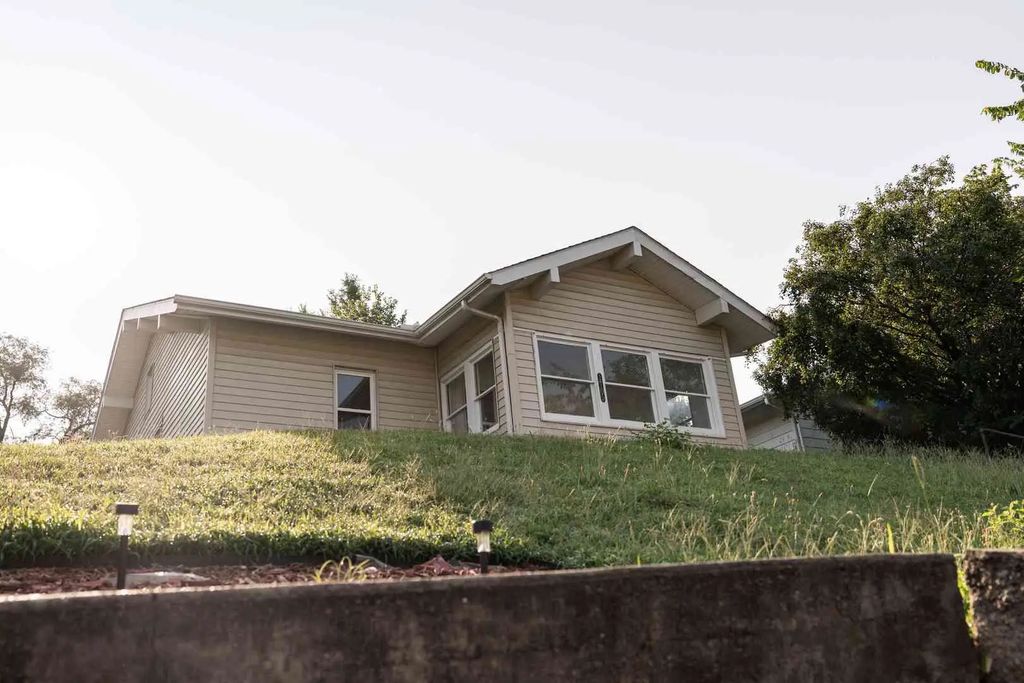 1705 5th Street, Rock Island